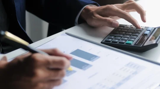 quels-elements-prendre-en-compte-pour-simuler-un-emprunt-immobilier-lorsque-l-on-achete-a-deux-avec-des-revenus-differents