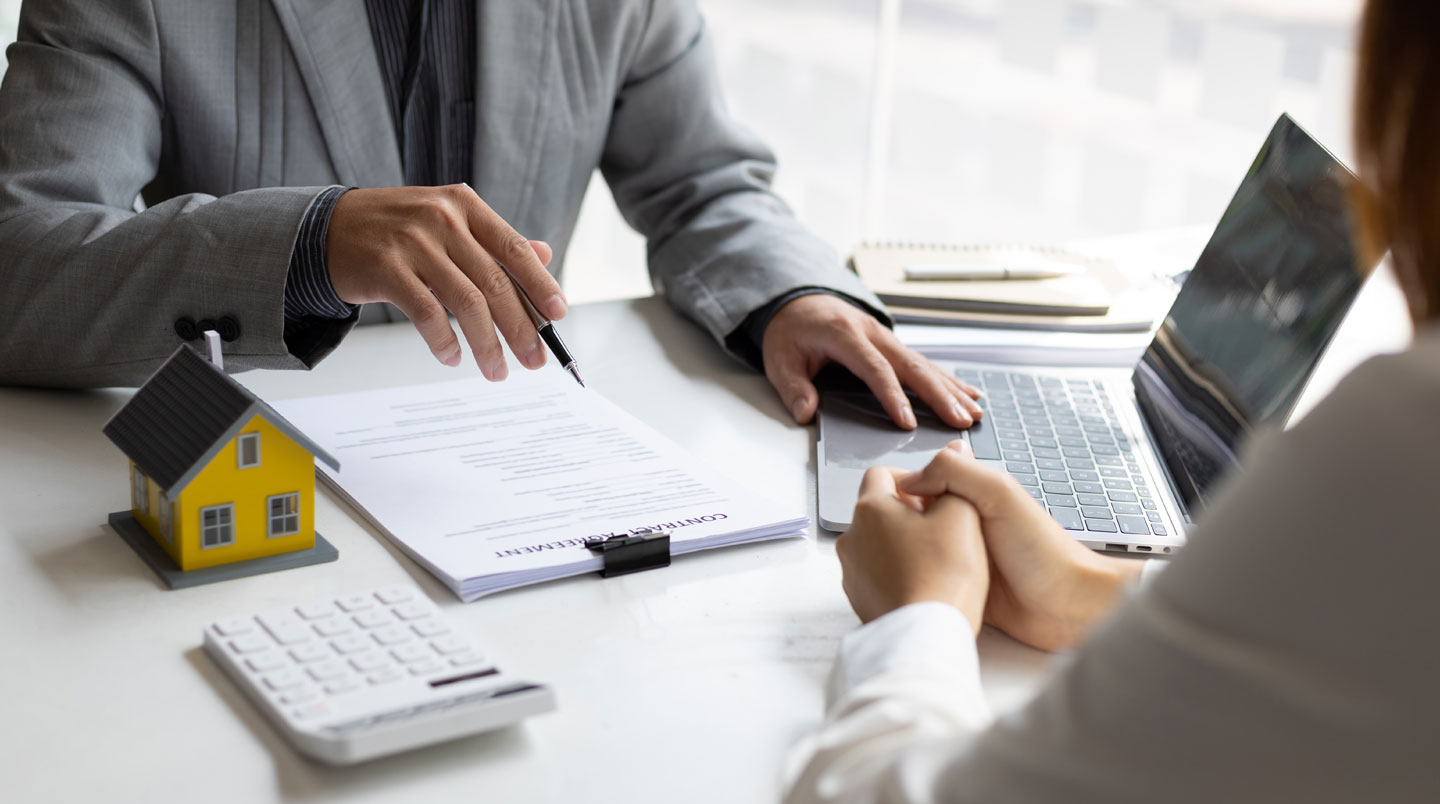Classeur ouvert avec intercalaires organisant différents justificatifs nécessaires pour un dossier de prêt immobilier